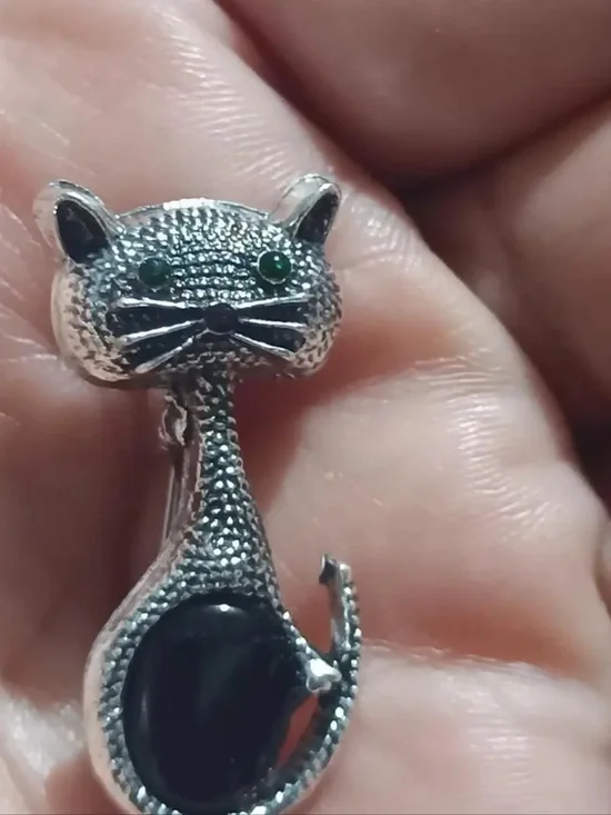 Silver Cat-Shaped Brooch with Green Eyes - Elegant Pet Jewelry - Picture 4 of 5